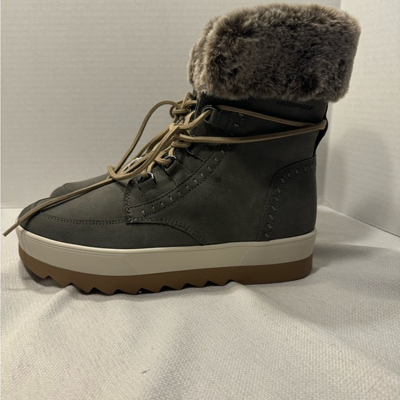 NWT Women's Cougar Vanetta Suede Waterproof Winter Boots, Size 10, Moss - Picture 4 of 16
